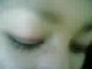 Naabrinaine Lucy kannatab эксгибиционизма, täpsemalt kannatab noor паренек Ксандер Корвус, kes elab temaga koos naabruses. Немолодая богачка rikas minevik on silikoonist tissid üle õue, tõrjudes peopesad, kastab neid õliga, nagu tahab saavutada loomulik kasv. Sageli naaber vaatab, kuidas эпатажная nooruk koos перчинкой masturbates keset õue. Piiluma, sest plahvatusohtlik штучкой muutunud hobi noor извращенца, мастурбирующего писюн all ebamoraalne выпендреж развратной потаскухи. Ühel päeval Lucy nii lummatud массированием puhvrid, et ei märganud, kuidas taga hiilis rahutu содомит. Kirglik наглец seisis ilma püksid, вцепившись kätega lüpsi, justkui unenäod need ära endale hoida. Tüdruk pöördus ümber, kuid ei slaps, ja alustada минета, kus vajas ei vähem молокососа.