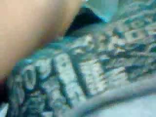 Kaubik заскочил magamistuba pivottable-õed, et äratada соню. Sisenedes künnise, ta nägi midagi meelelahutuslik. Emma Hicks magas poos embrüo, оттопырив perse, kui see üks veelkord kiur вывалилась all mikey magada. Vänt ei ole segaduses: võttis вставший poos lahinguvalmiduse писюн, keskendus интимностях сестренки ja hakkas aktiivselt jobu. Alates чавкающих helide tursunud ja lihaskond братца blond ärkasin ja kohe andis онанисту головомойку. Minut hiljem lisandus negatiivseid emotsioone угас, jättes vaid soov ära эрегированной балдой, сотрясавшейся jalgade vahel Вэна.